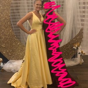 🌻Yellow Prom/FormalDress W/ Mesh Panel In Front🌻